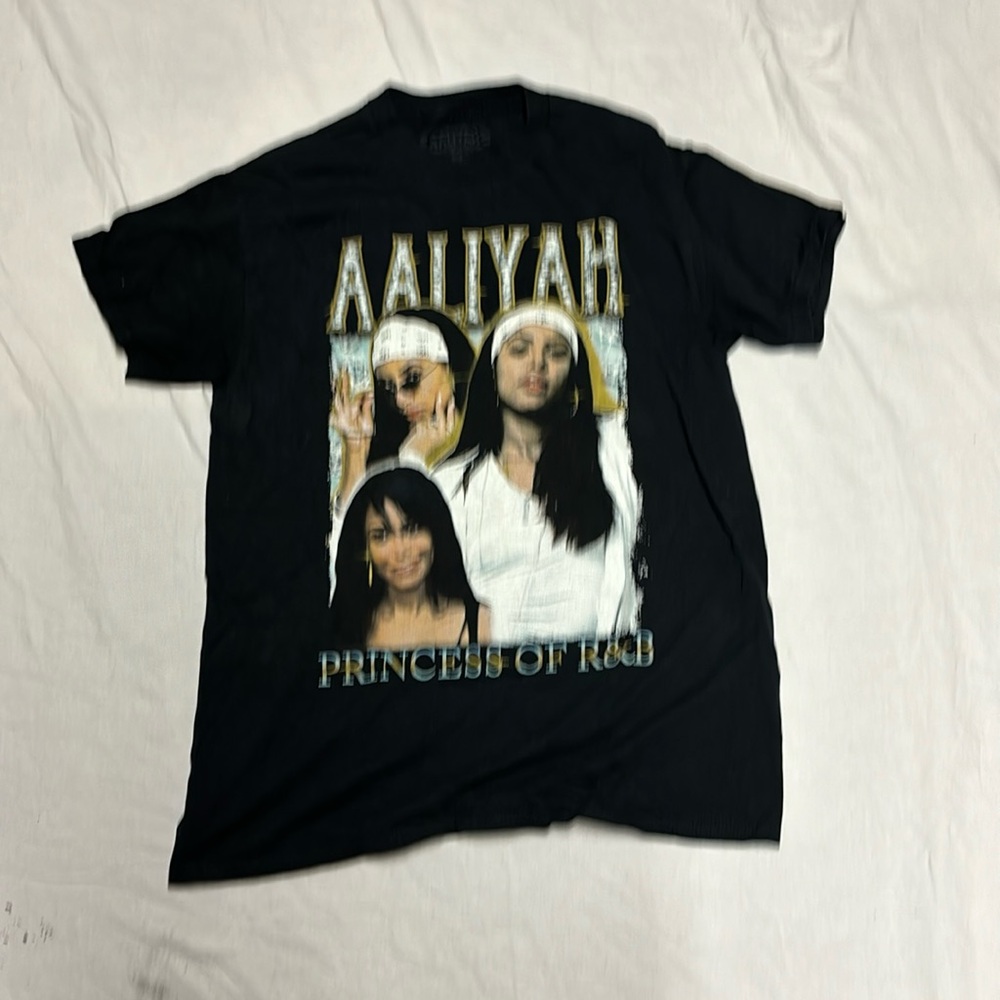 AALIYAH GRAPHIC PRINT T-SHIRT  size. Medium